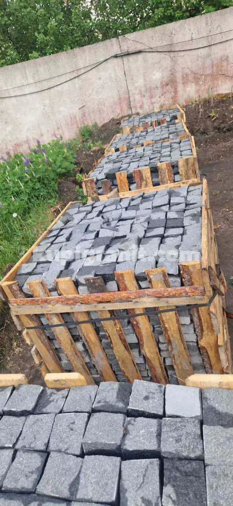 Гранитная брусчатка Габбро 100х100х50 колотая — фото 6